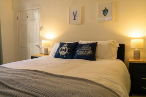 Dartmouth Town Centre 2 bedroom stylish apartment is perfect for families and couples with a happy & homely feel being only 30 meters from the sea but set back & quiet with everything on the doorstep 